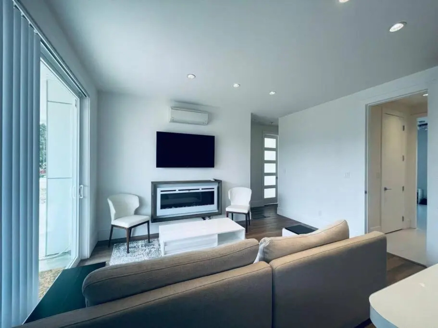 Gorgeous 3 bedroom lake house Suite!