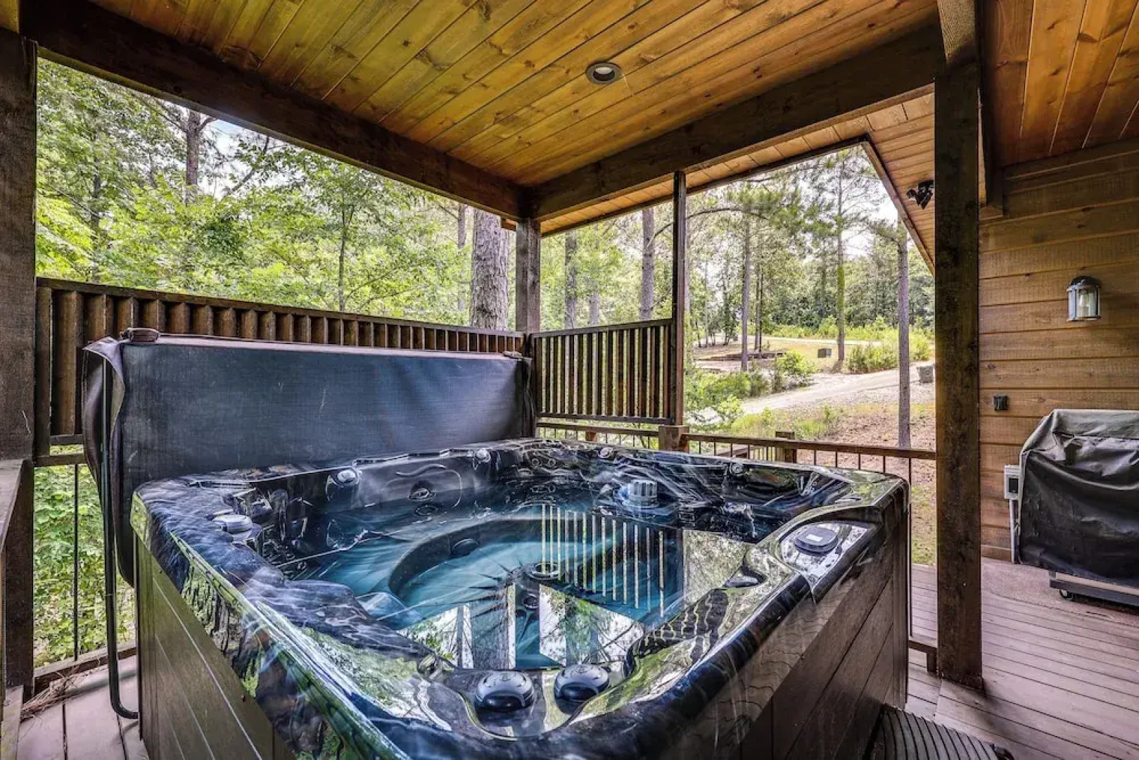 Cozy Cabin w/ Hot Tub ~ 5 Mi to Broken Bow Lake