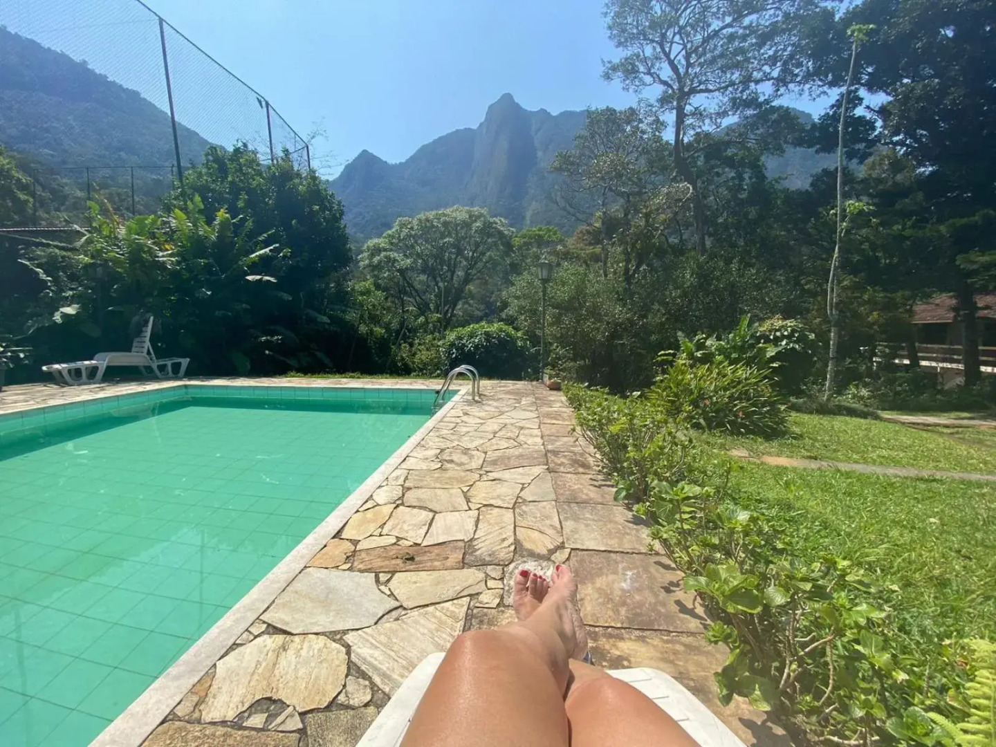 Sítio com piscina e lareira