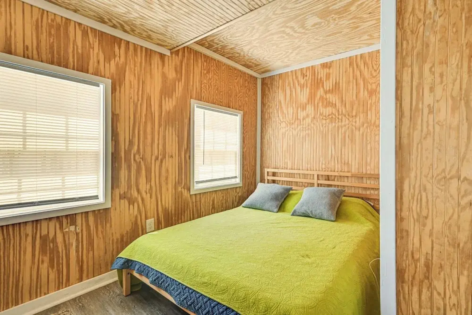 Inviting Beachfront Apartment in Hawk's Nest Beach