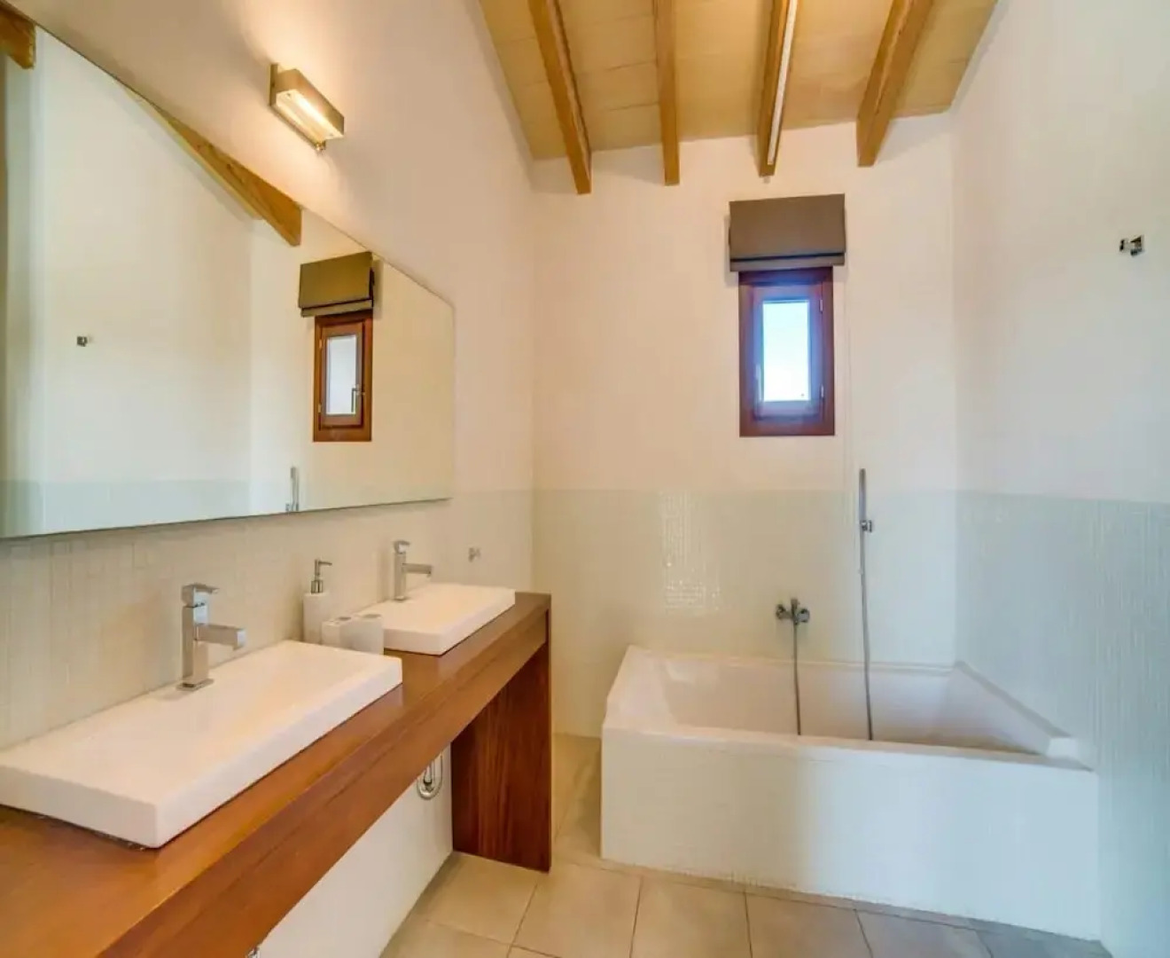 Spacious Villa With Infinity Pool