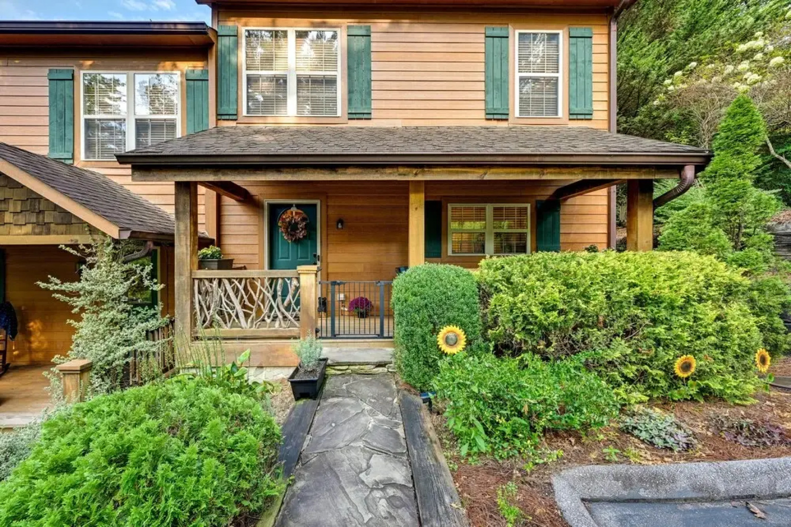 Sapphire Retreat Near Lakes, Trails & Waterfalls!