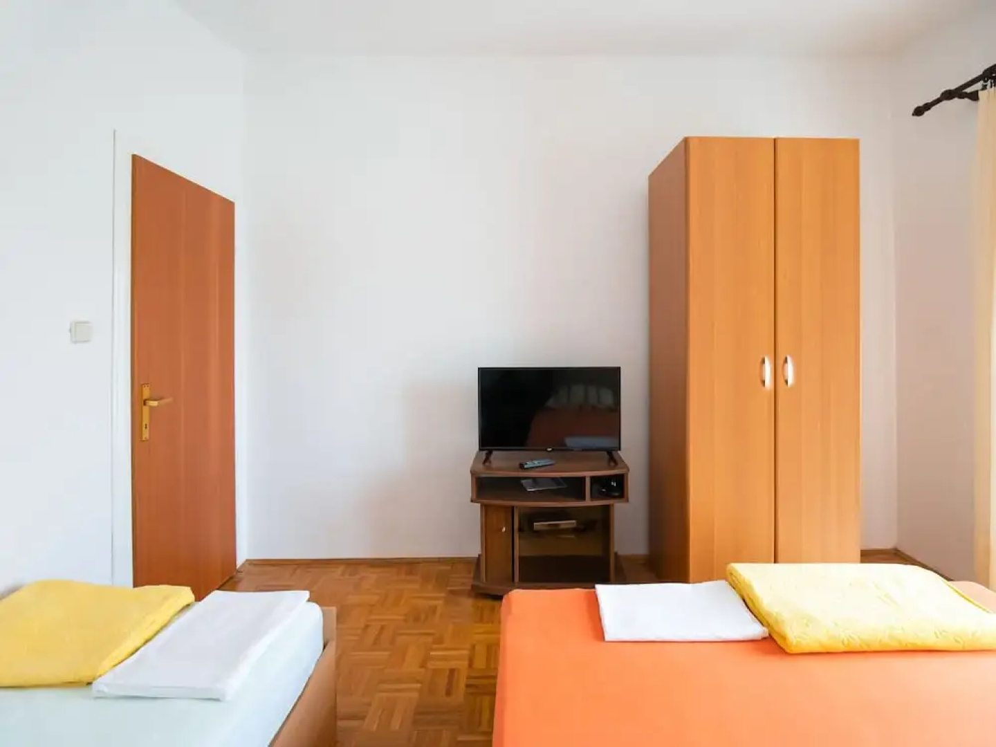 Lovely Apartment in Krneza Near Seabeach