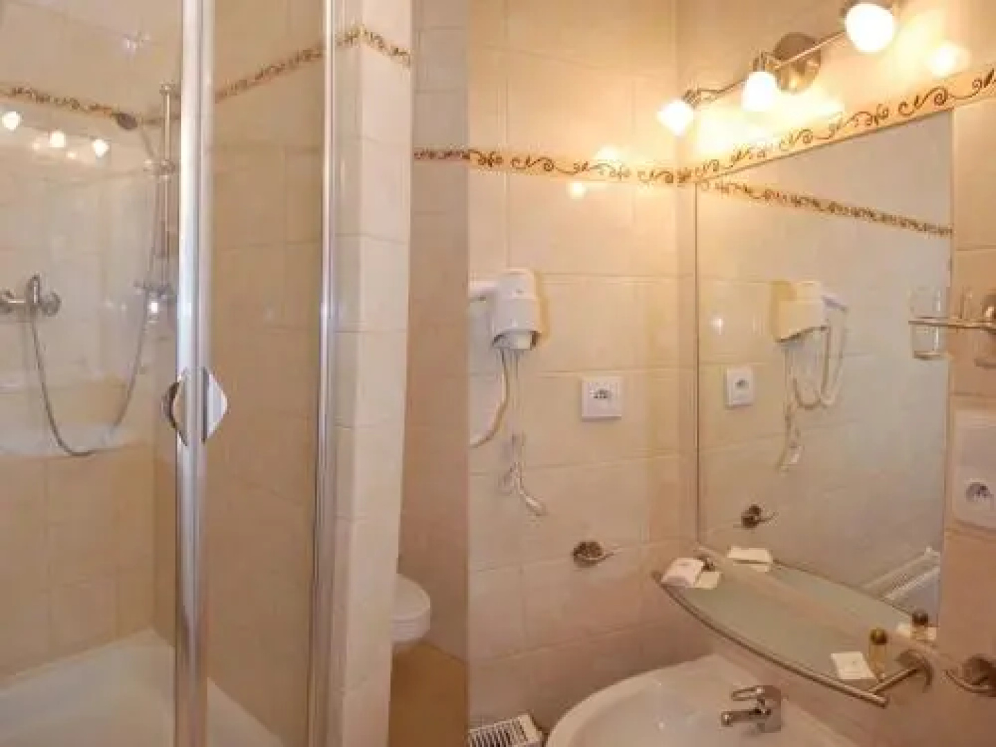 Piramida Hotel & Restaurant