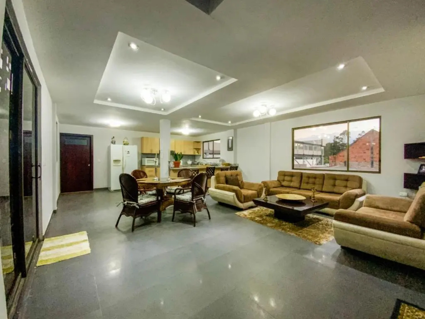 King Bed, Familiar Duplex, Vista al Río, Enormes Habitaciones, Parking, GYM & PISCINA!