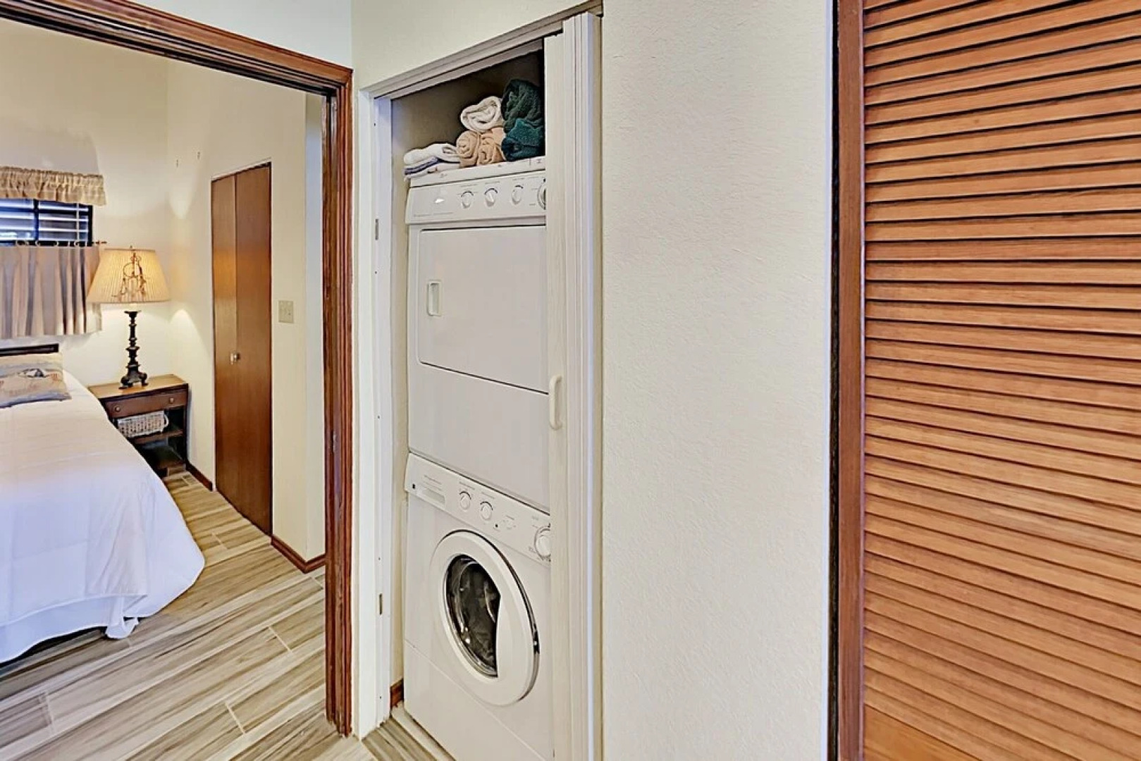 Bayside Getaway: Pools, Tennis, Golf, Private Dock 1 Bedroom Home