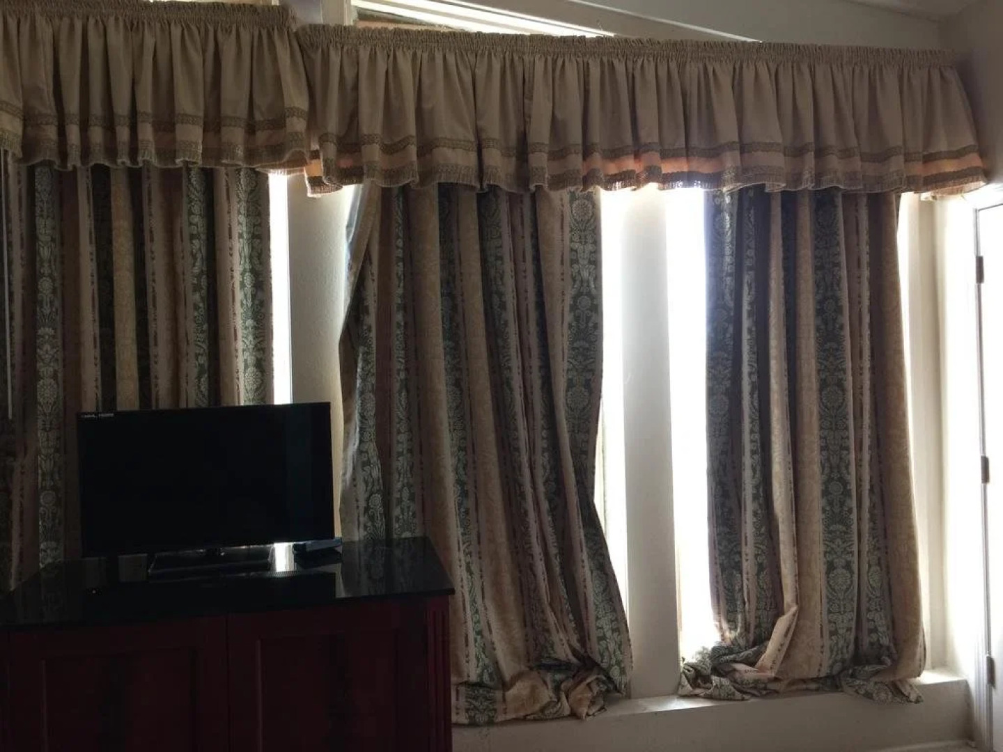 Pelican Inn and Suites