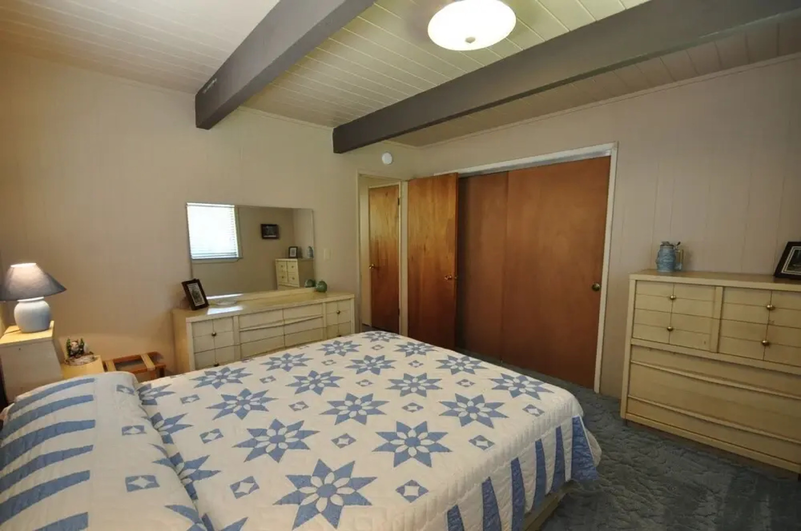 Bigfoot Cabin - Vintage Cabin Charm by Yosemite Region Resorts