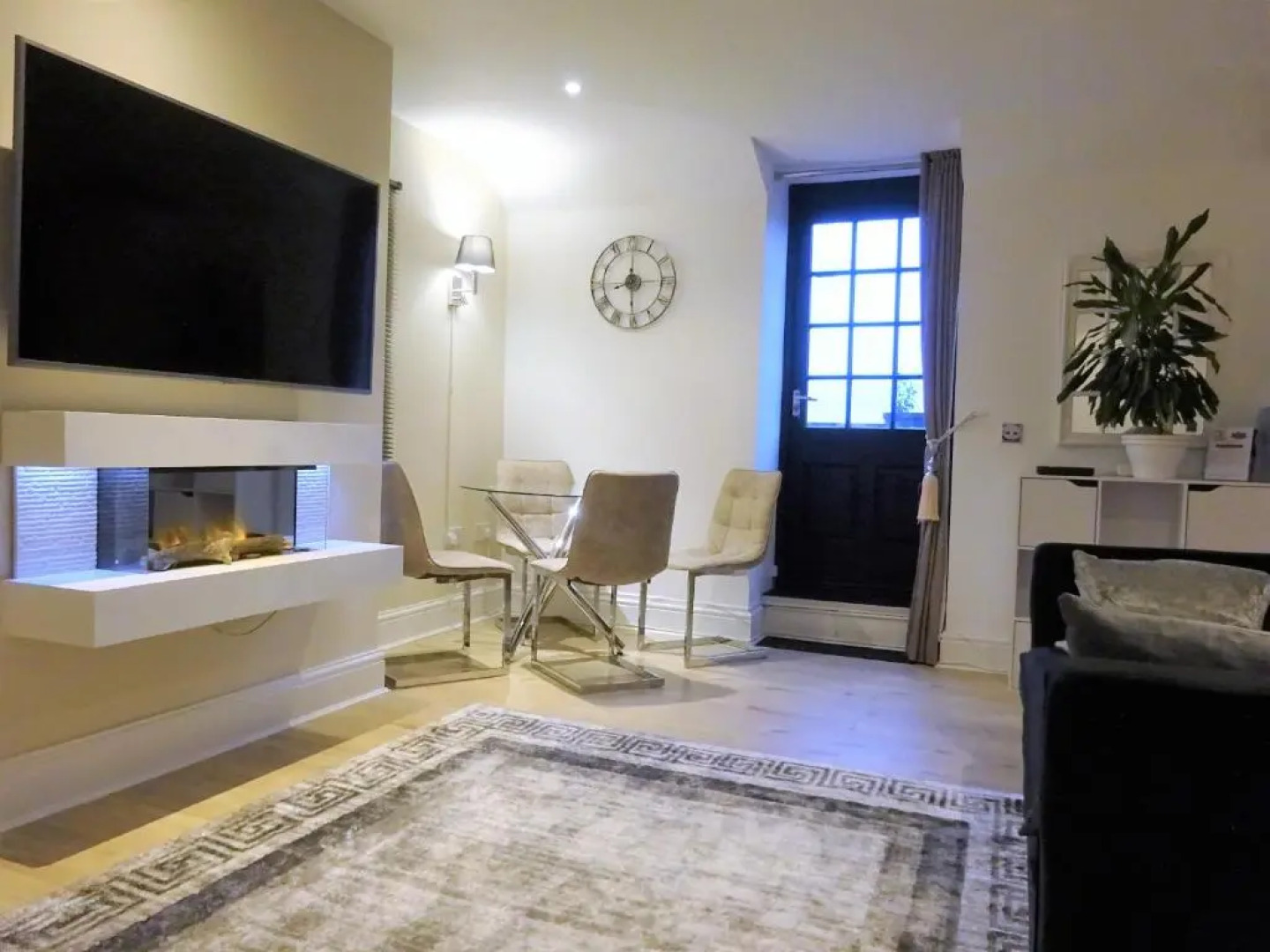 Wigan Central I 1 & 2 Bed Executive Apartments I Family Rooms I Private Balcony I Free Parking