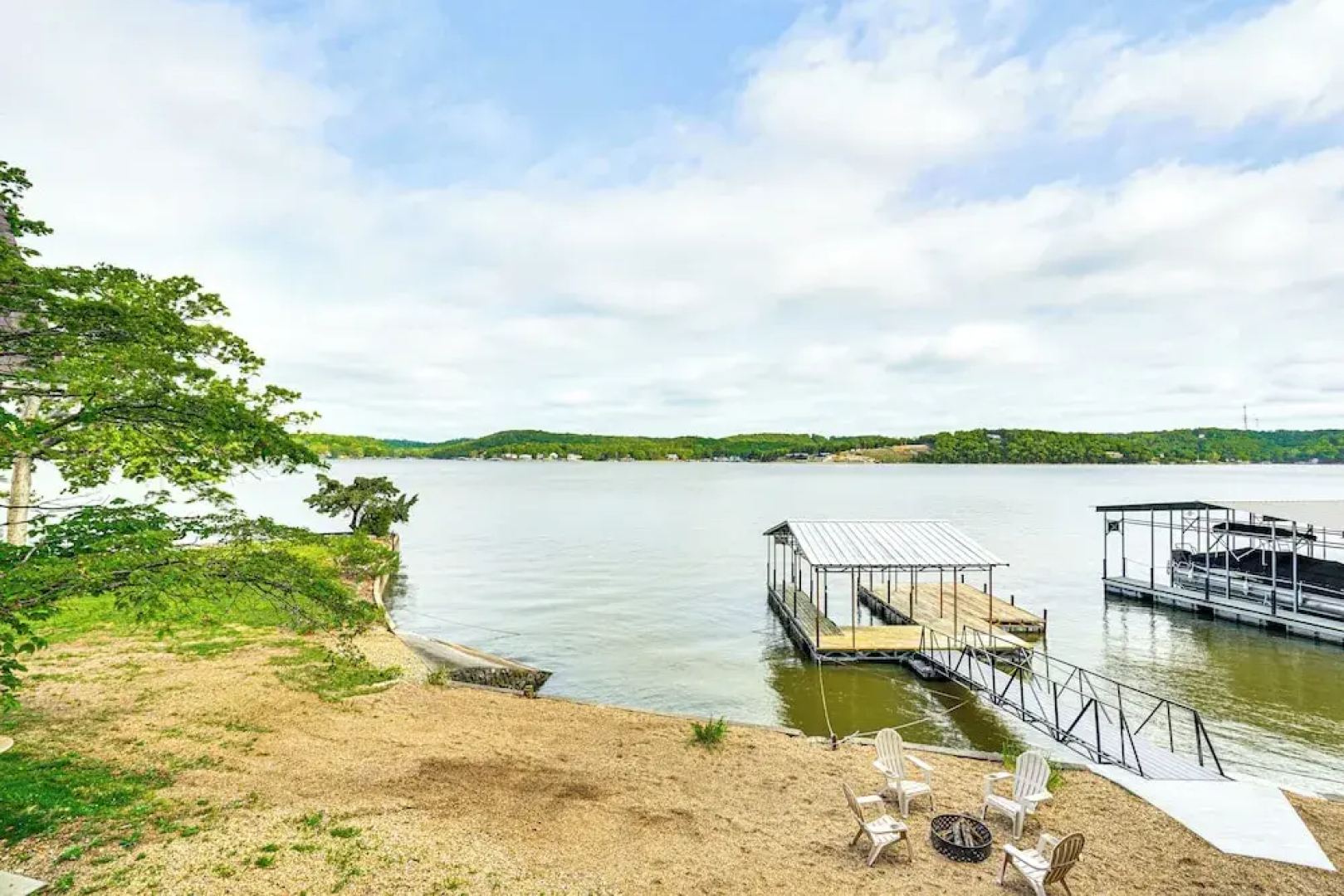 Waterfront Yard, Dock + Game Room: Linn Creek Home