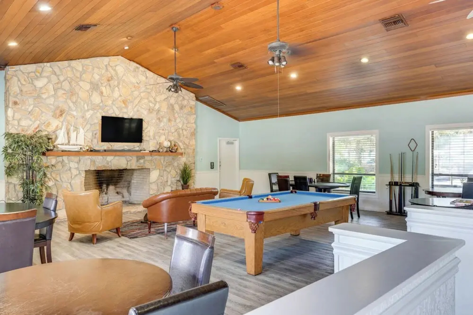 Lakeland Cottage w/ Pool Access + Screened Porch!