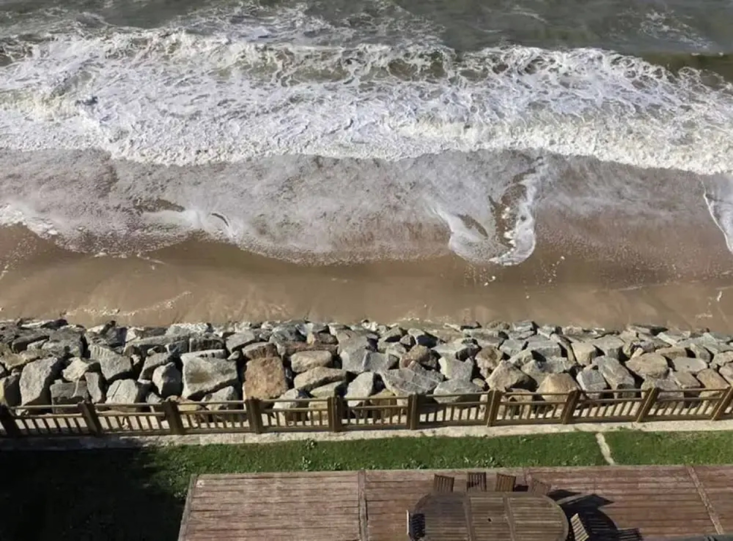 The Benervilloise Villa With its Feet in the Water