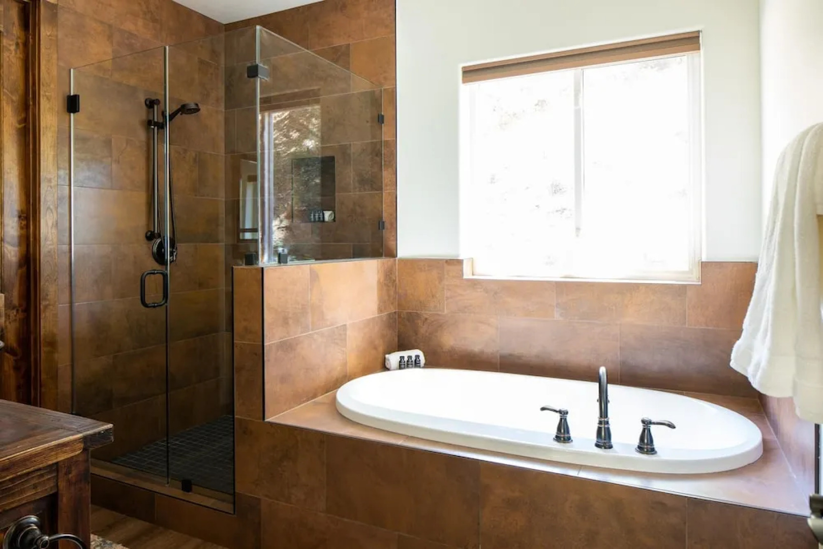 Emerson by AvantStay | Secluded Home - 125 Acres w/ Hiking, Hot Tub & Patio