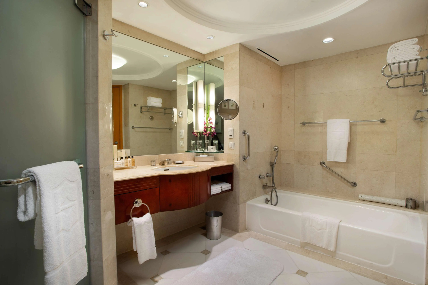 Makati Shangri-La, Manila