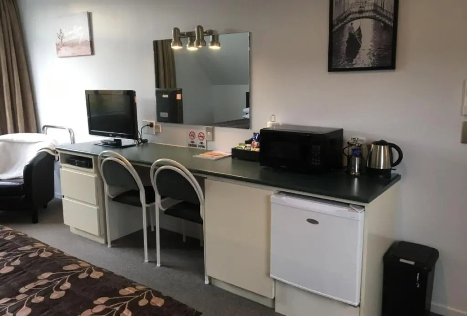 Colonial Manor Motel