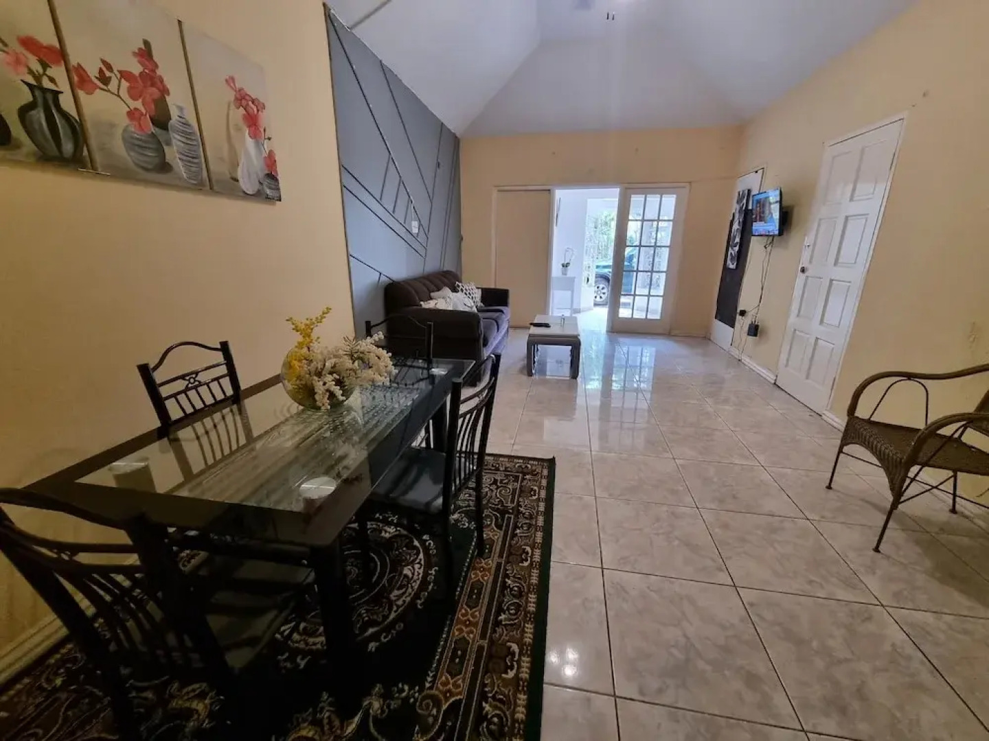 Csompo Empire one bedroom apt