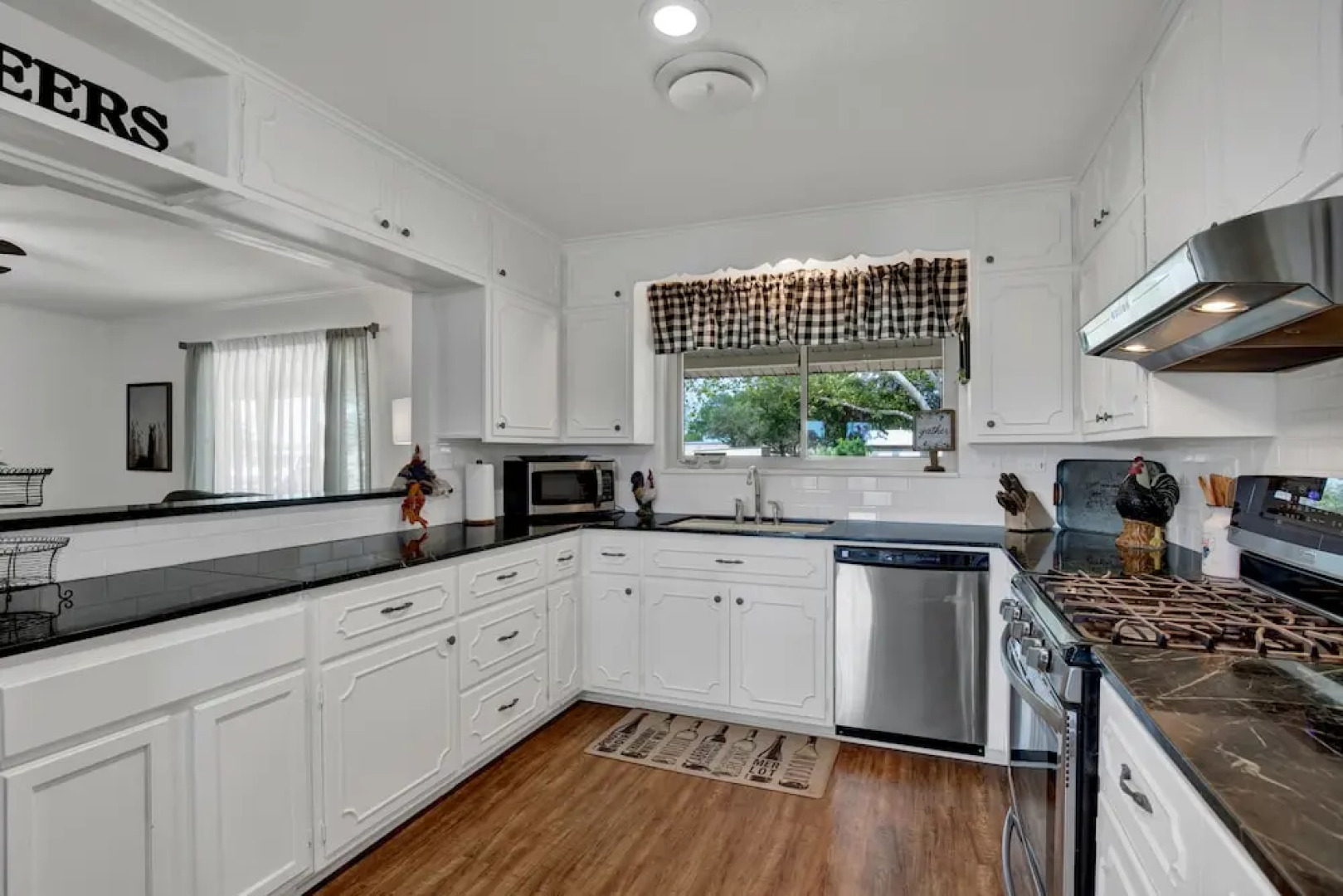 Spacious Home - Fire Pit, BBQ and Outdoor Seating!