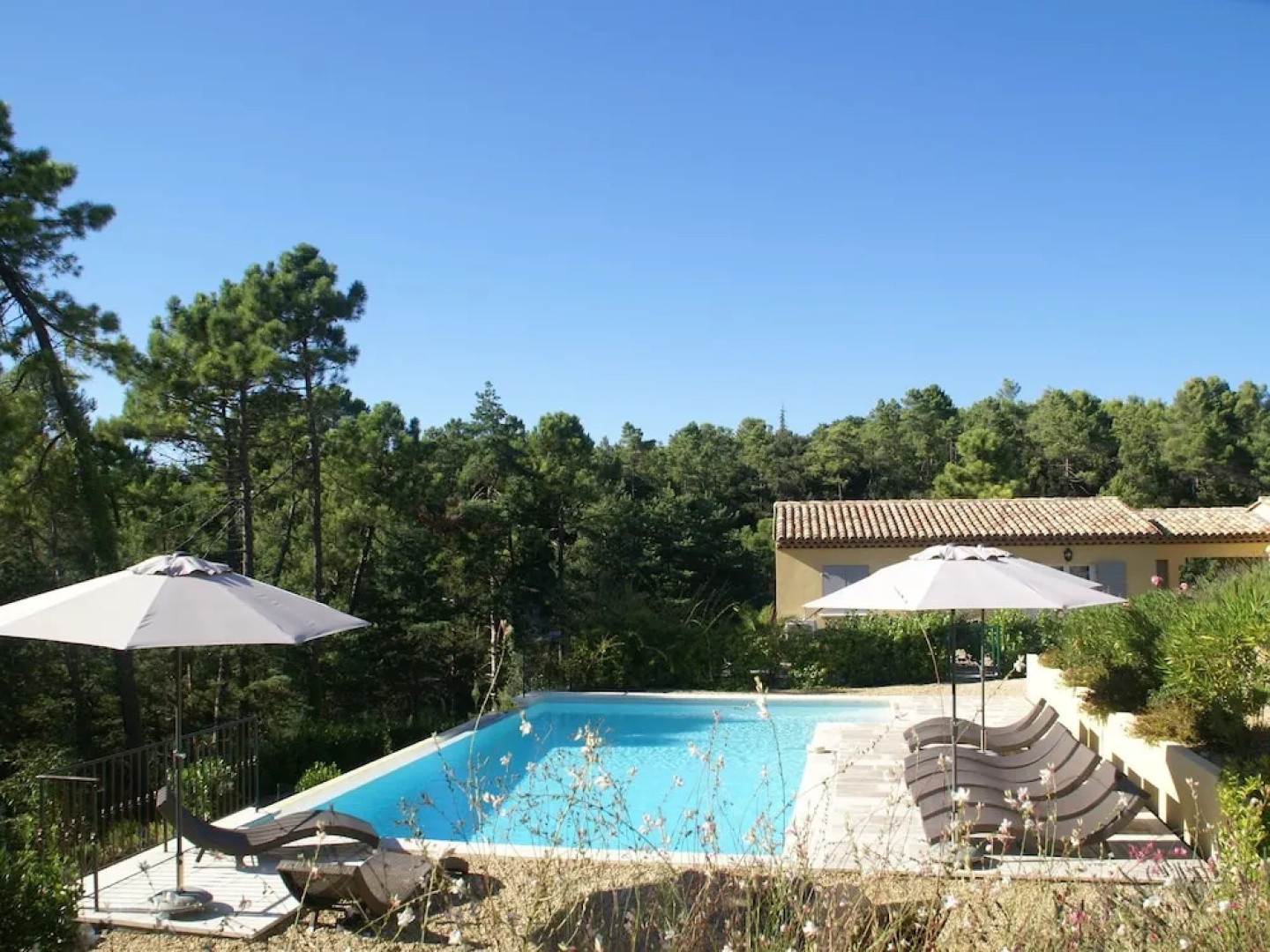 Luxury Apartment for six People in Residence in the Heart of Provence