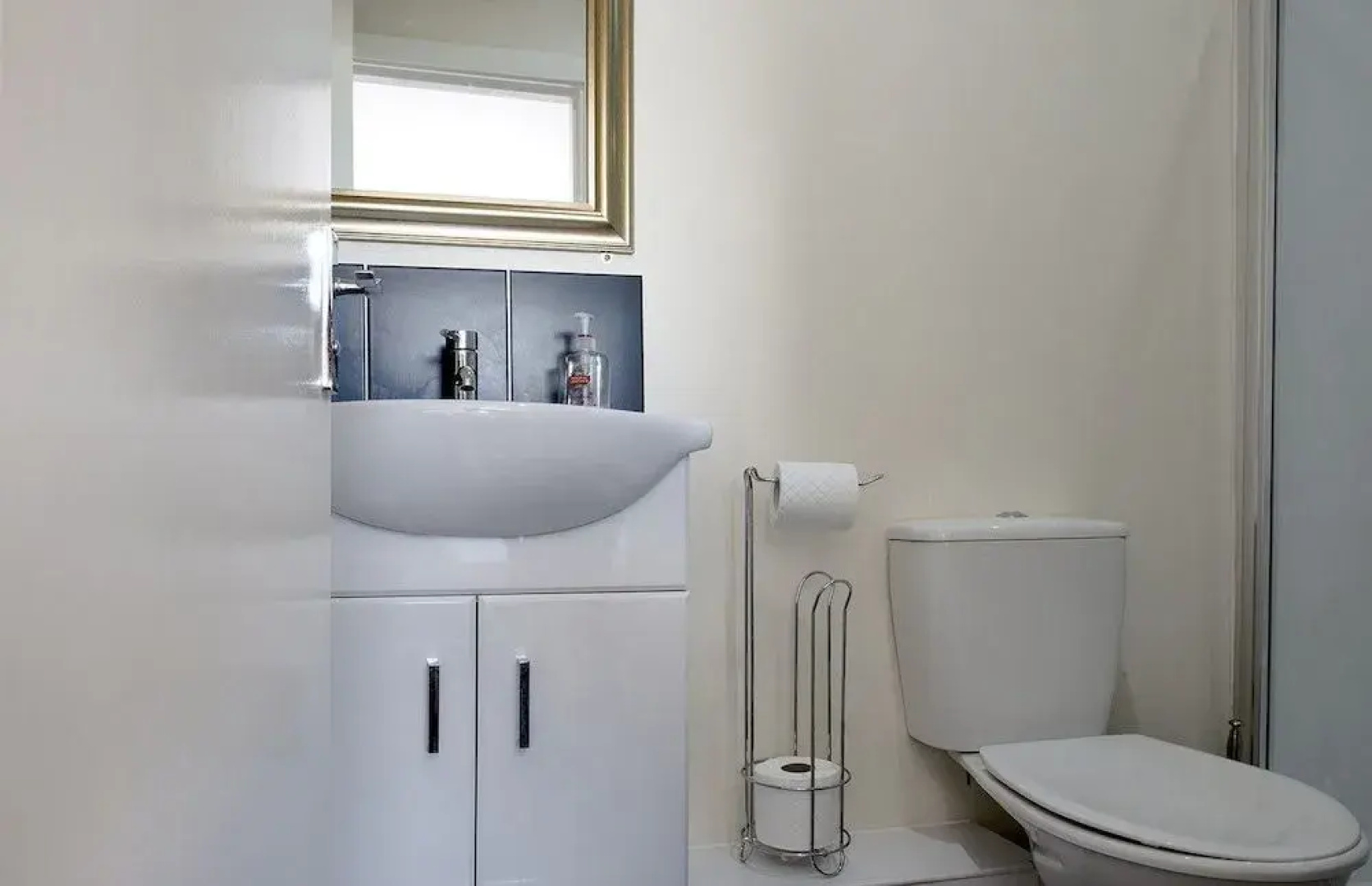 Cargo Cafe Apartments - Guest House