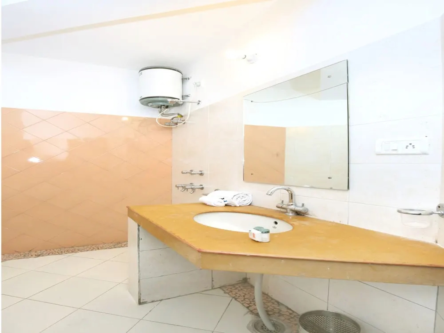OYO 10976 Home Cheerful 2BHK Scenic Barog