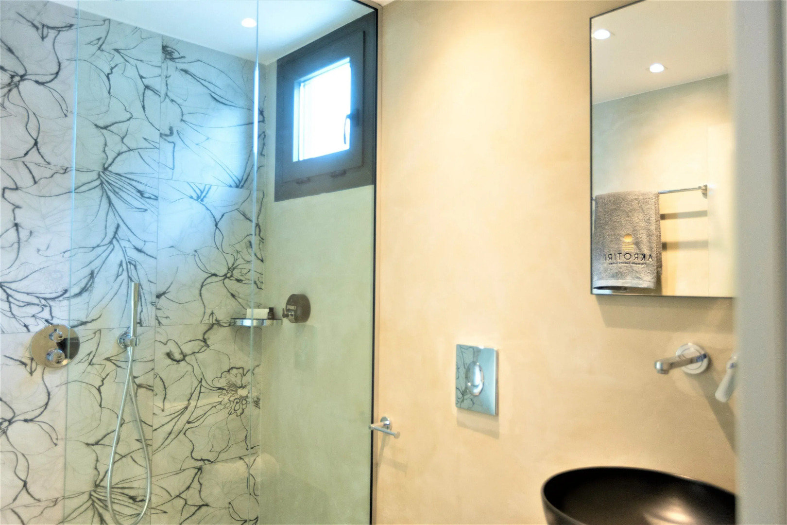 Akrotiri Olympus Luxury Suites