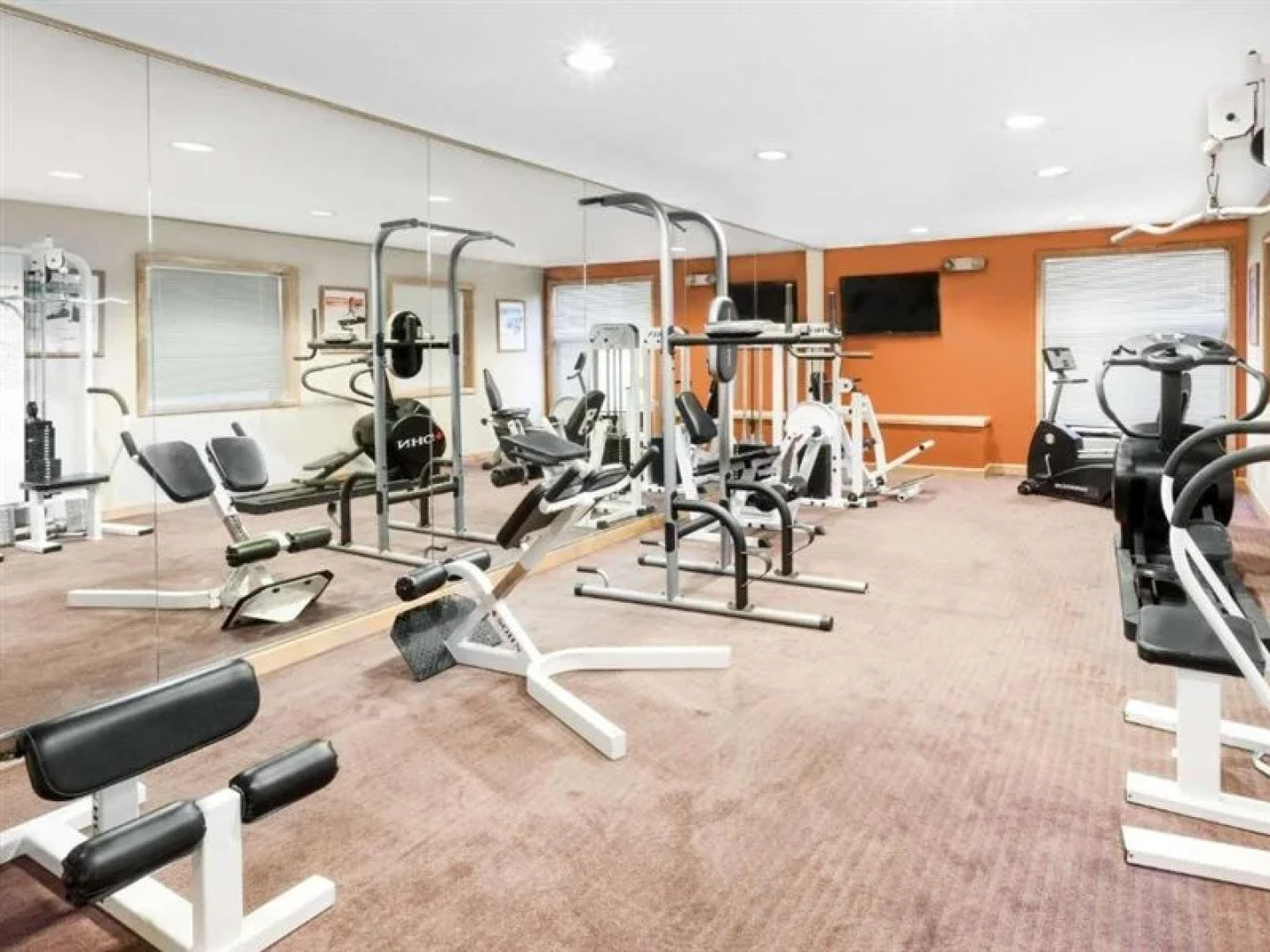 Days Inn & Suites By Wyndham Kalamazoo