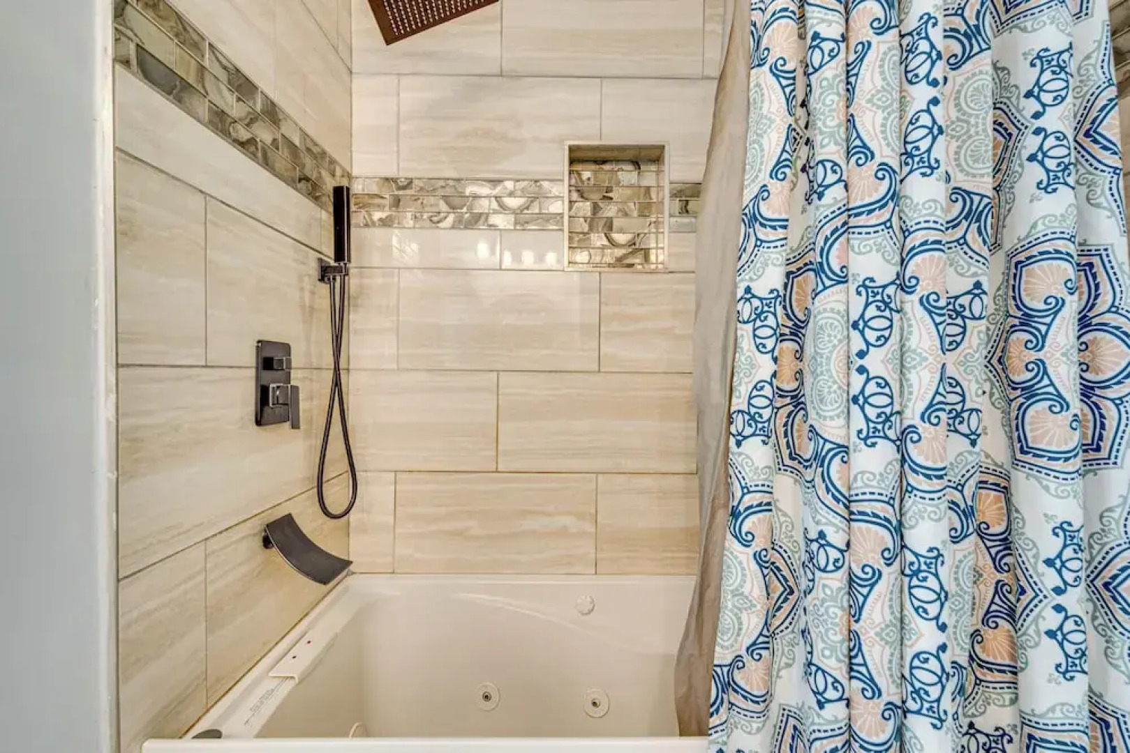 Spacious Home w/ Hot Tub, 14 Mi to Downtown Atl!