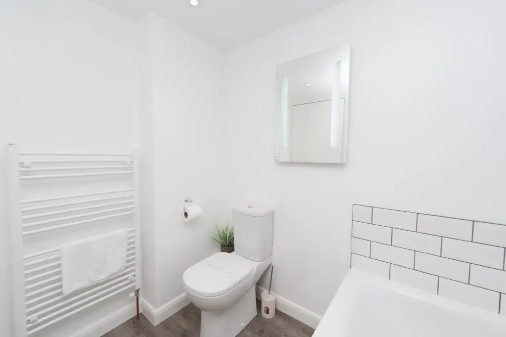 Two bed ground floor apartment, sleeps six, free parking and high speed Wifi