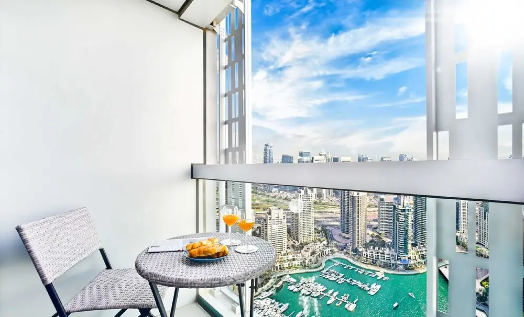 LUX  Cayan Superior Suite 4 Dubai Marina