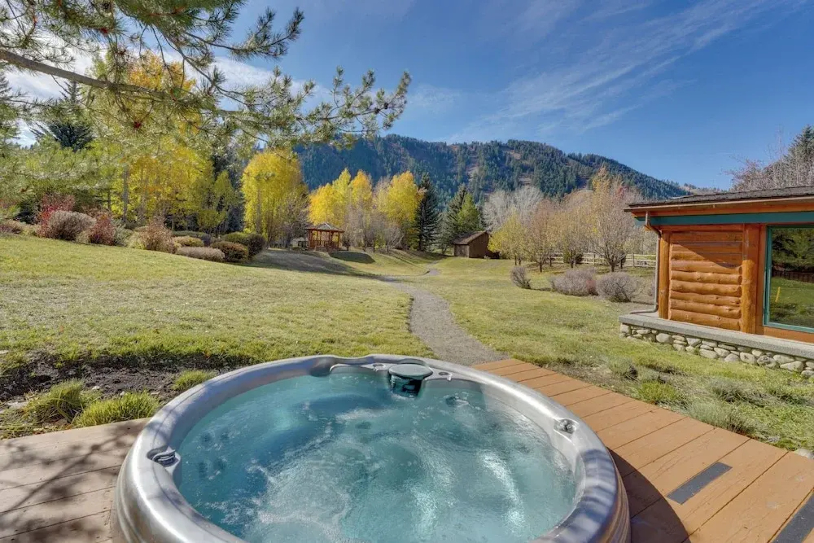 Sun Valley Log Home w/ Hot Tub & Mtn Views!