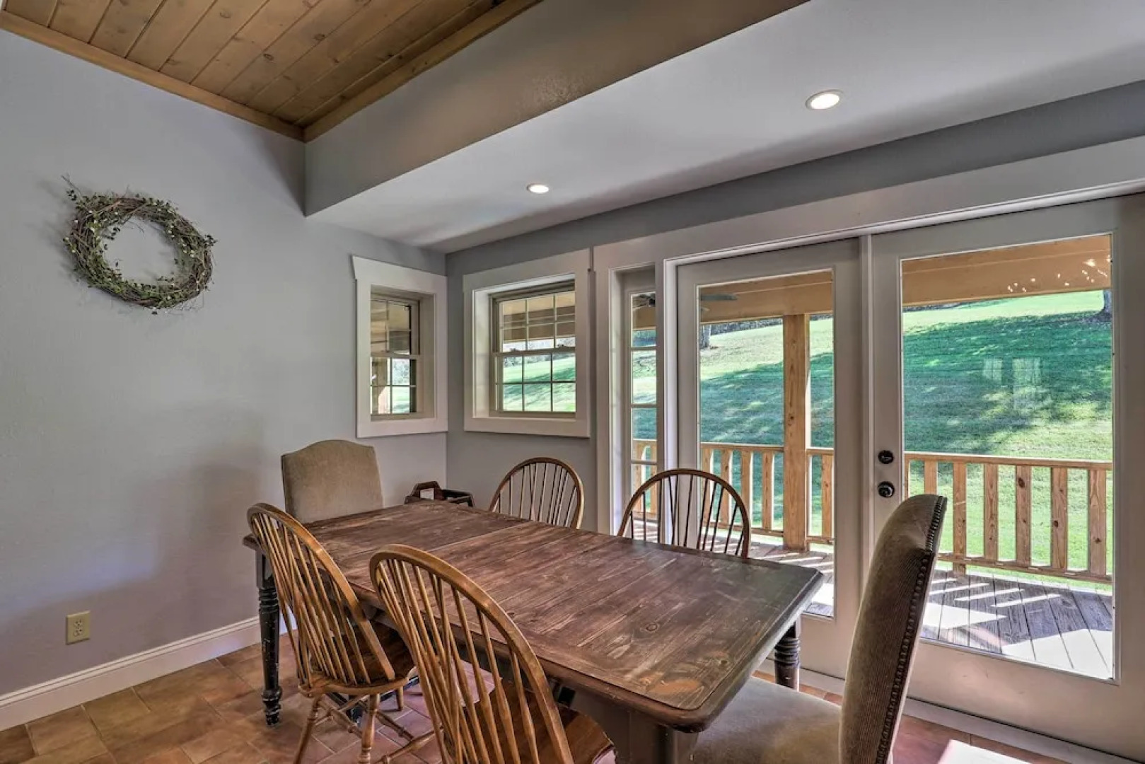 Game Room, Theater + Deck: Burnsville Cabin!