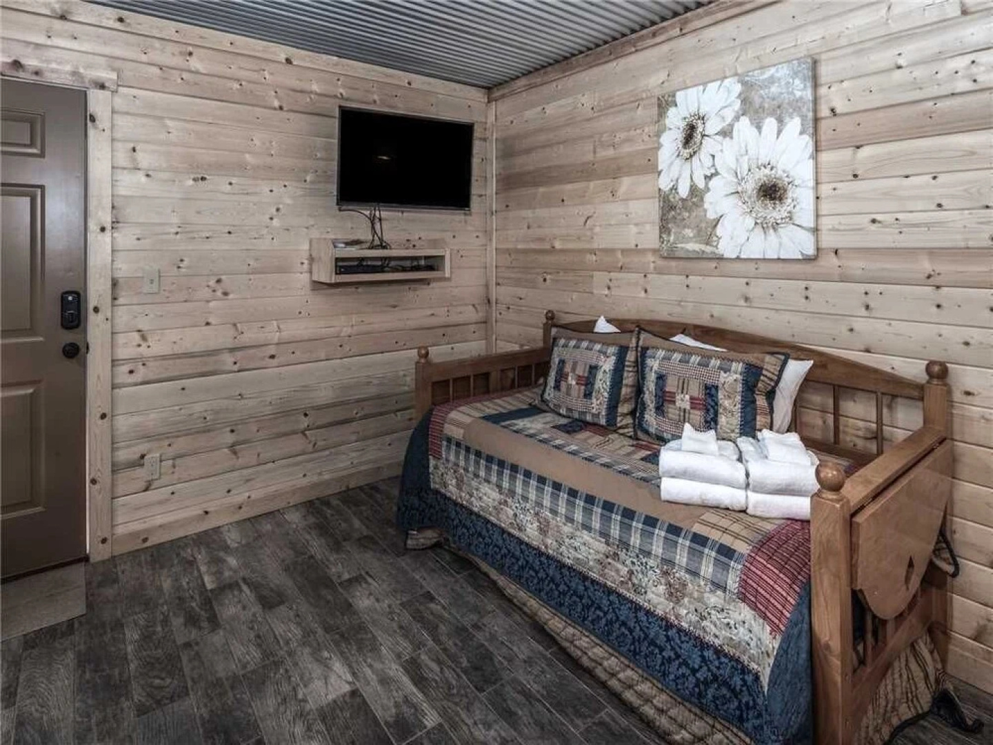 Eagle Creek Complex, Six Cabins, Indoor Heated Pool, Sleeps 28