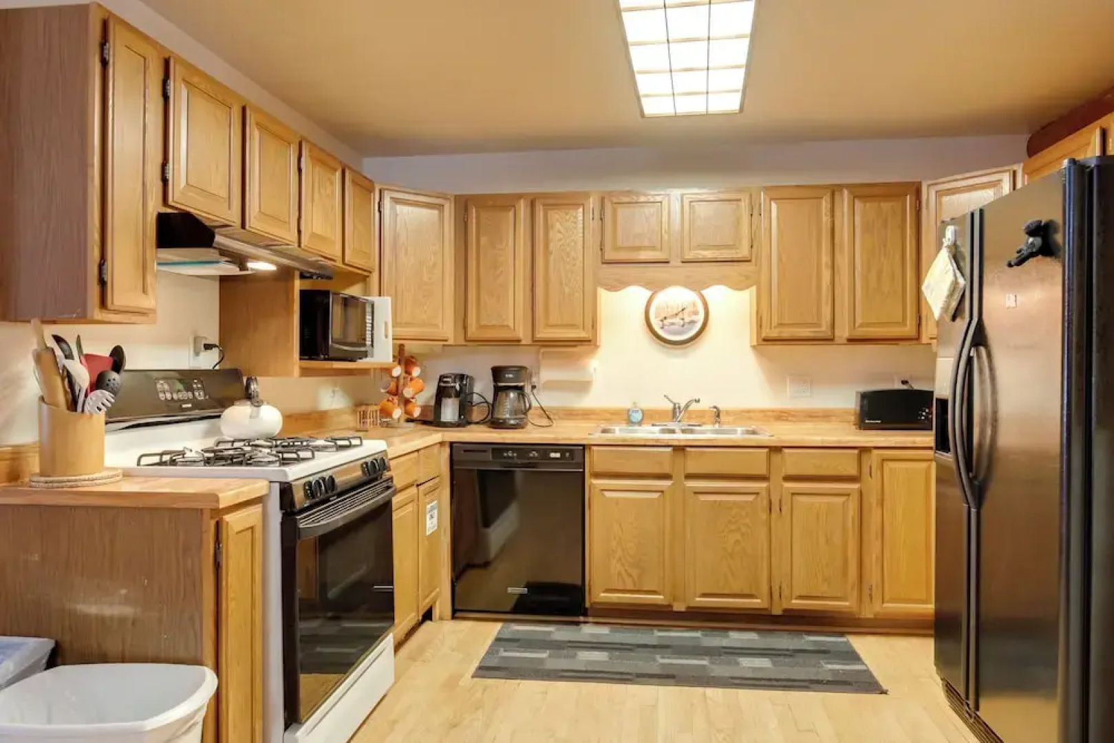 Family Gem Near the Chain of Lakes in Eagle River!