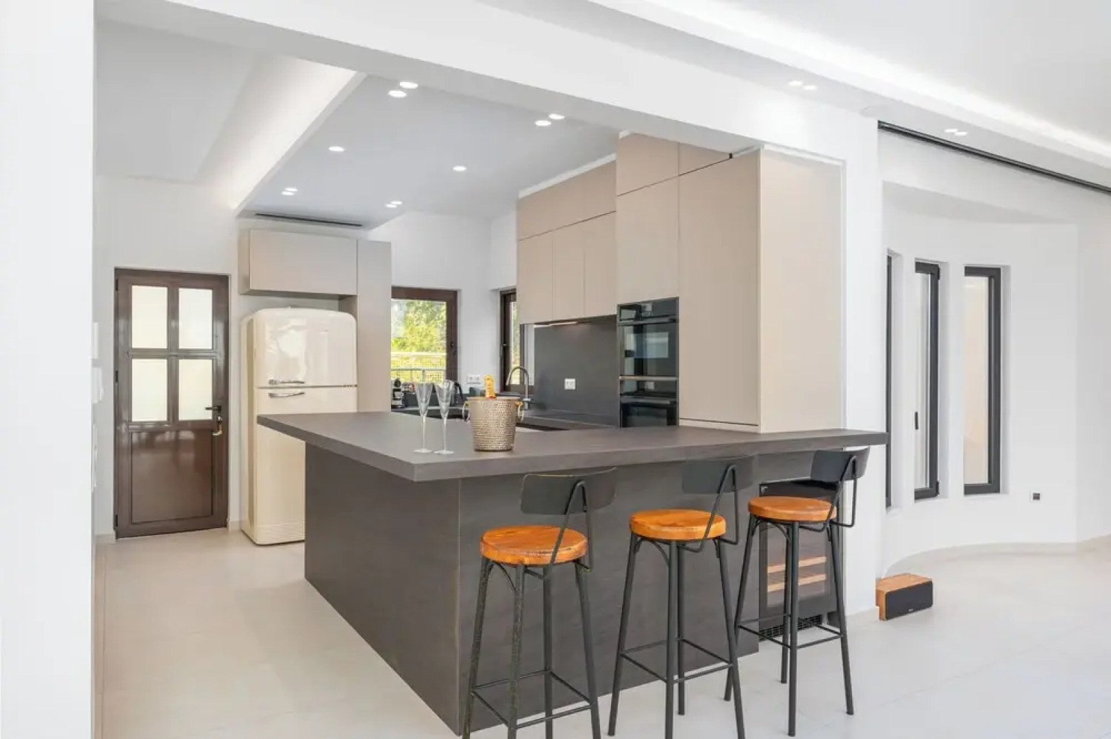 Alimos Luxury 3Bd w Outdoor Jacuzzi