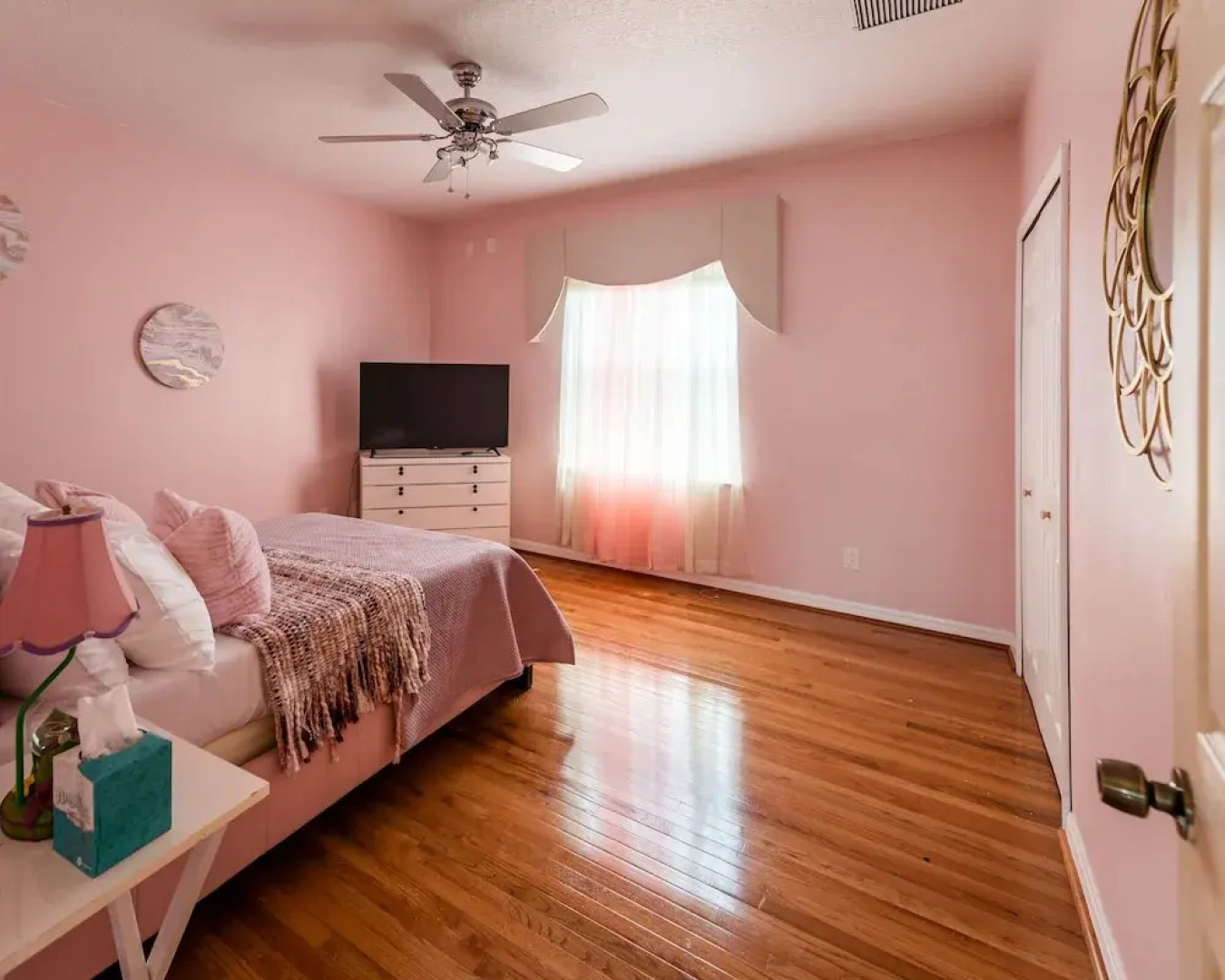 Chic Renovated Oasis: Disney & Universal Nearby 4 Bedroom Home by RedAwning