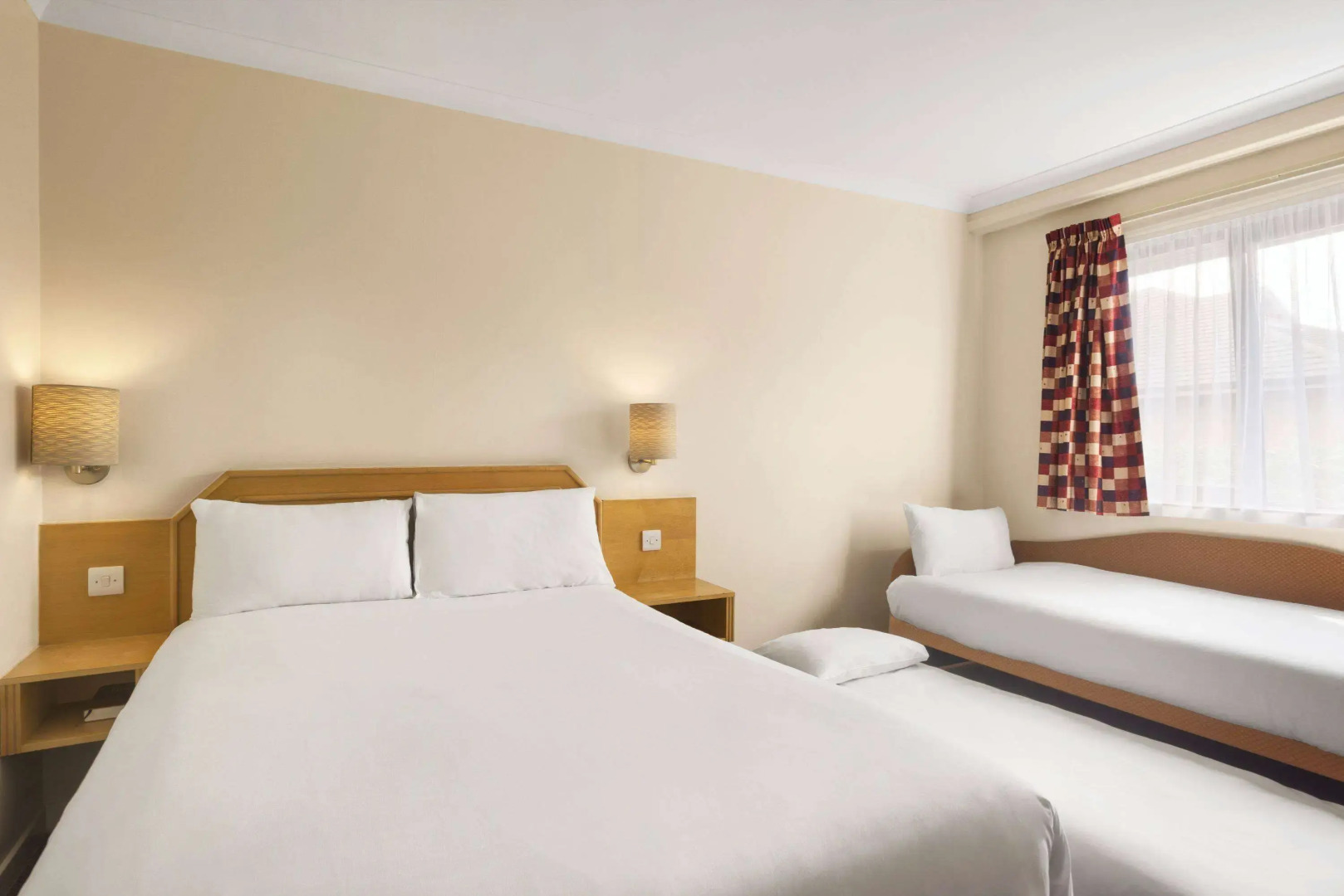 Days Inn by Wyndham Hamilton