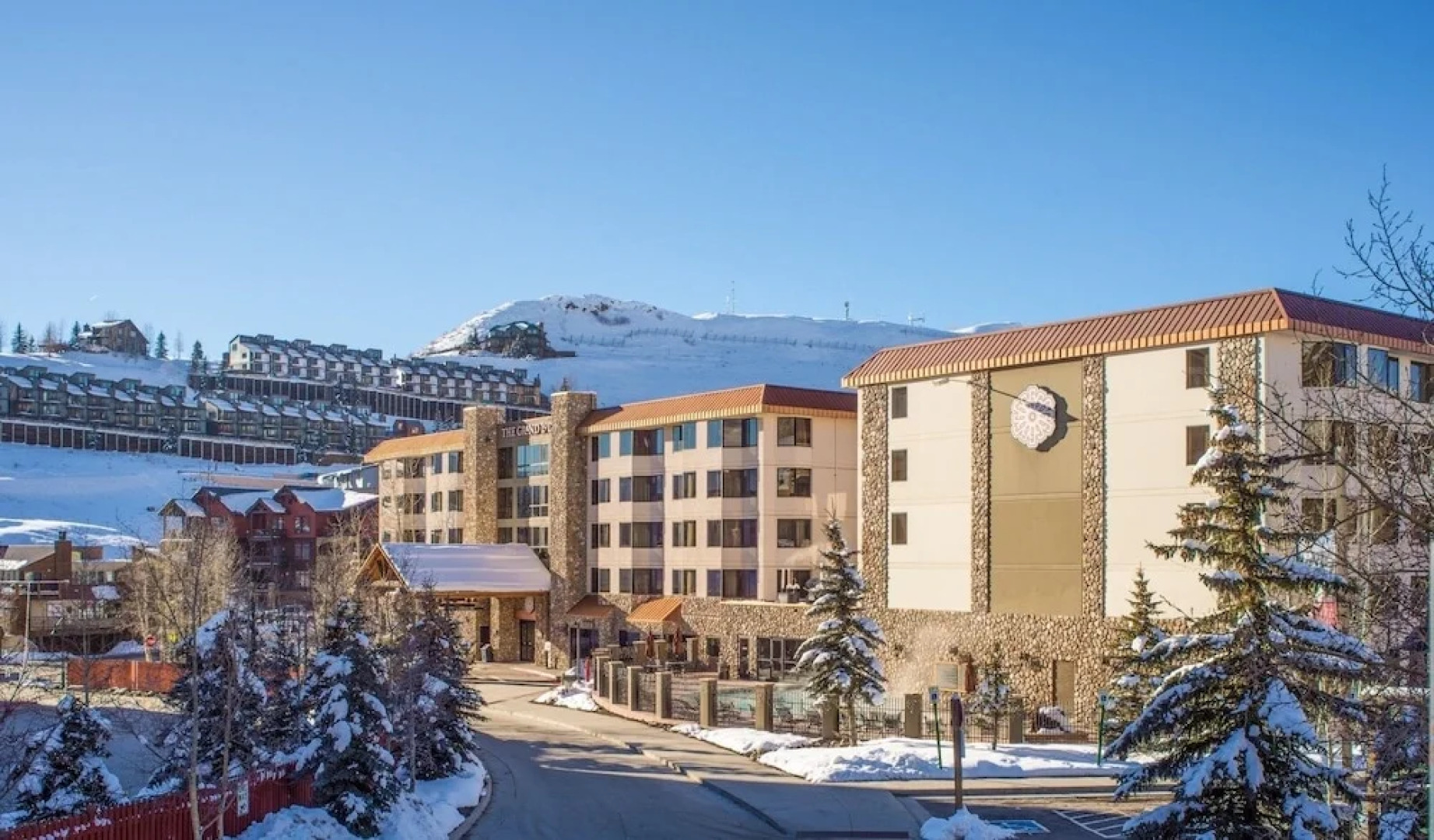 Grand Lodge 1-Bedroom Condo with 3 Queens & Close to Everything 1 Condo - No Cleaning Fee! by RedAwning