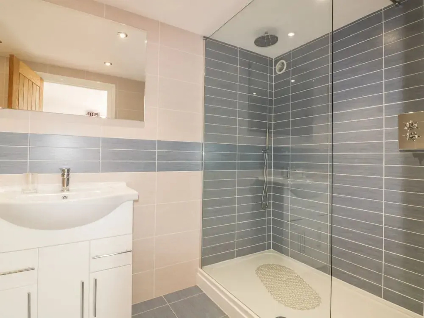 Apartment 1, Trearren