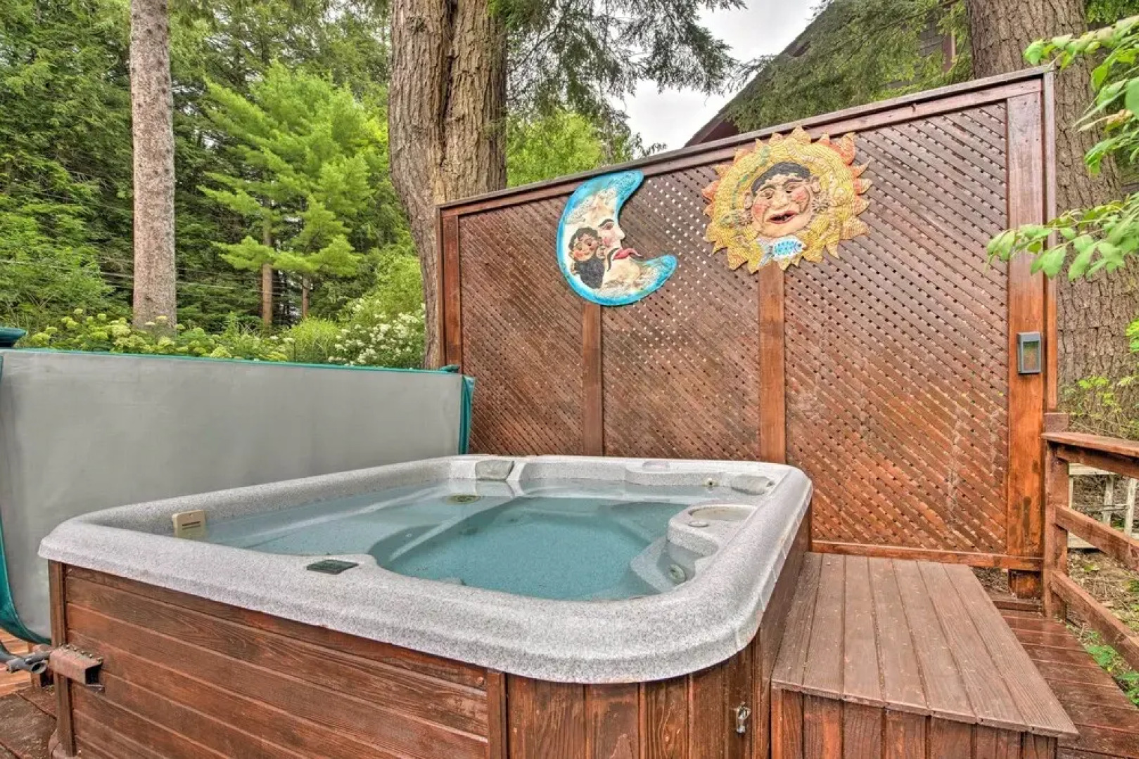 Lakefront Poconos Retreat w/ Hot Tub, Near Hiking!