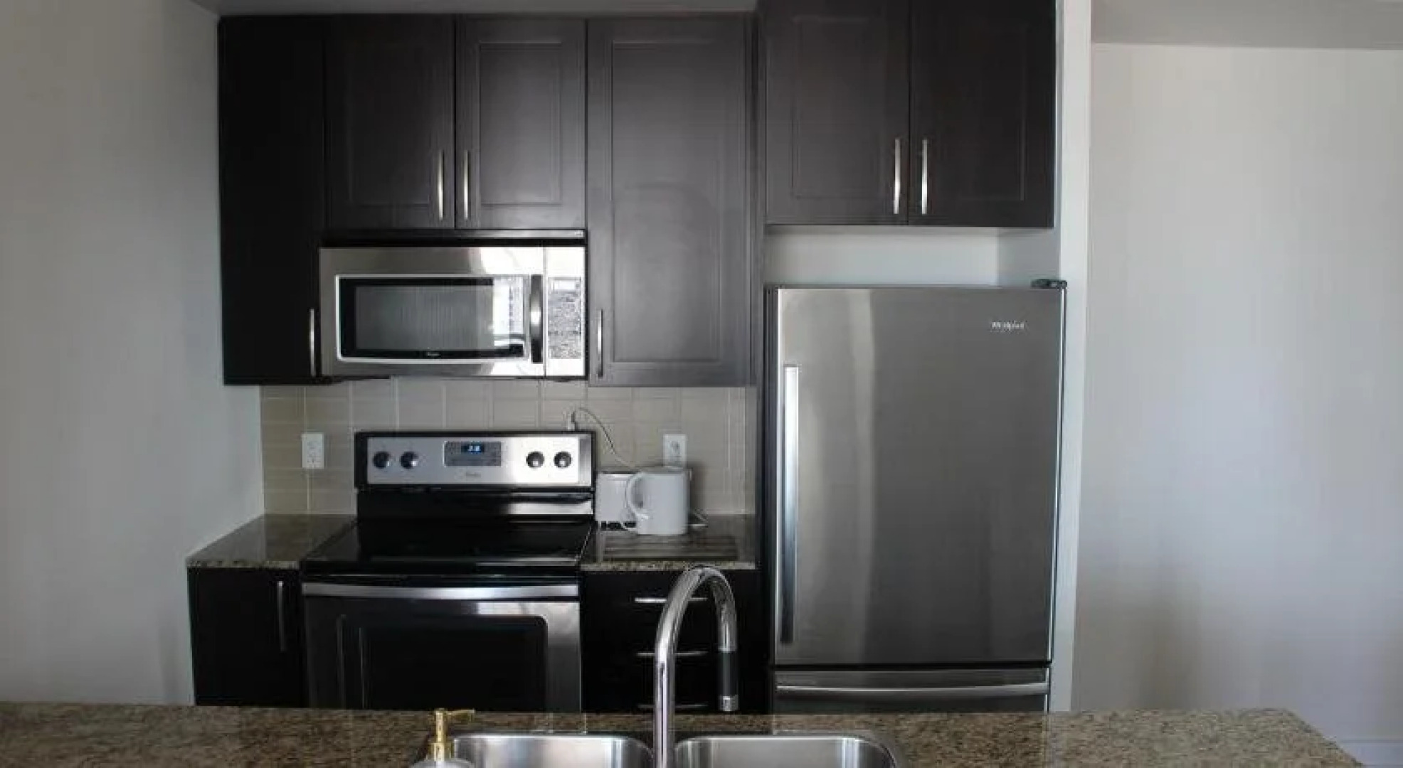 Deluxe Corner Suite - By Elite Suites