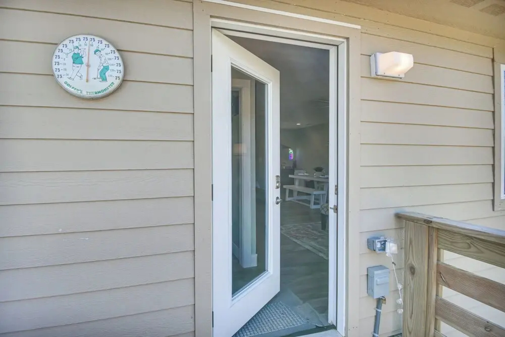 Kitty Hawk Apartment w/ Hot Tub - 1 Mi to Beach!