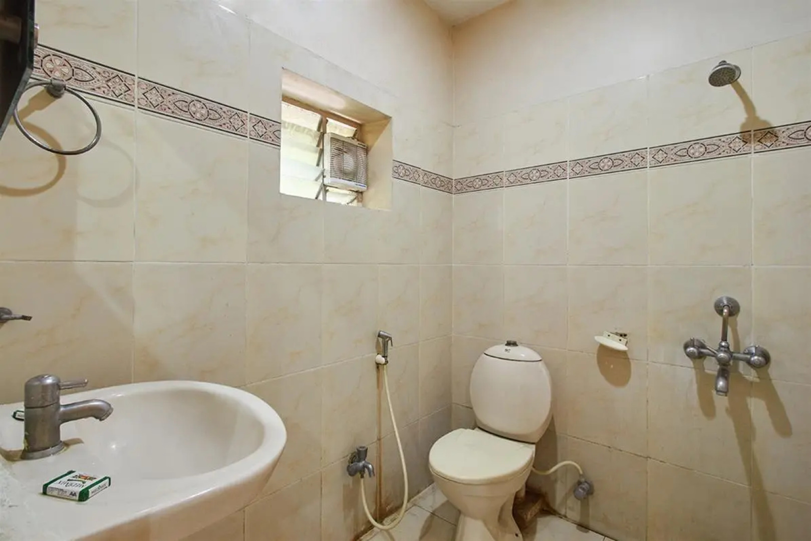 Hotel O Padmini Near Lakdikapool Metro Station