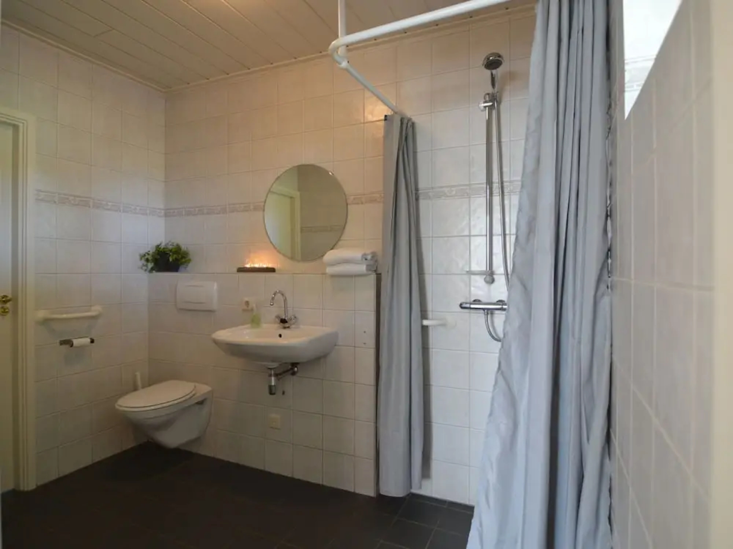 Beautiful Farmhouse in Baarschot near Forest
