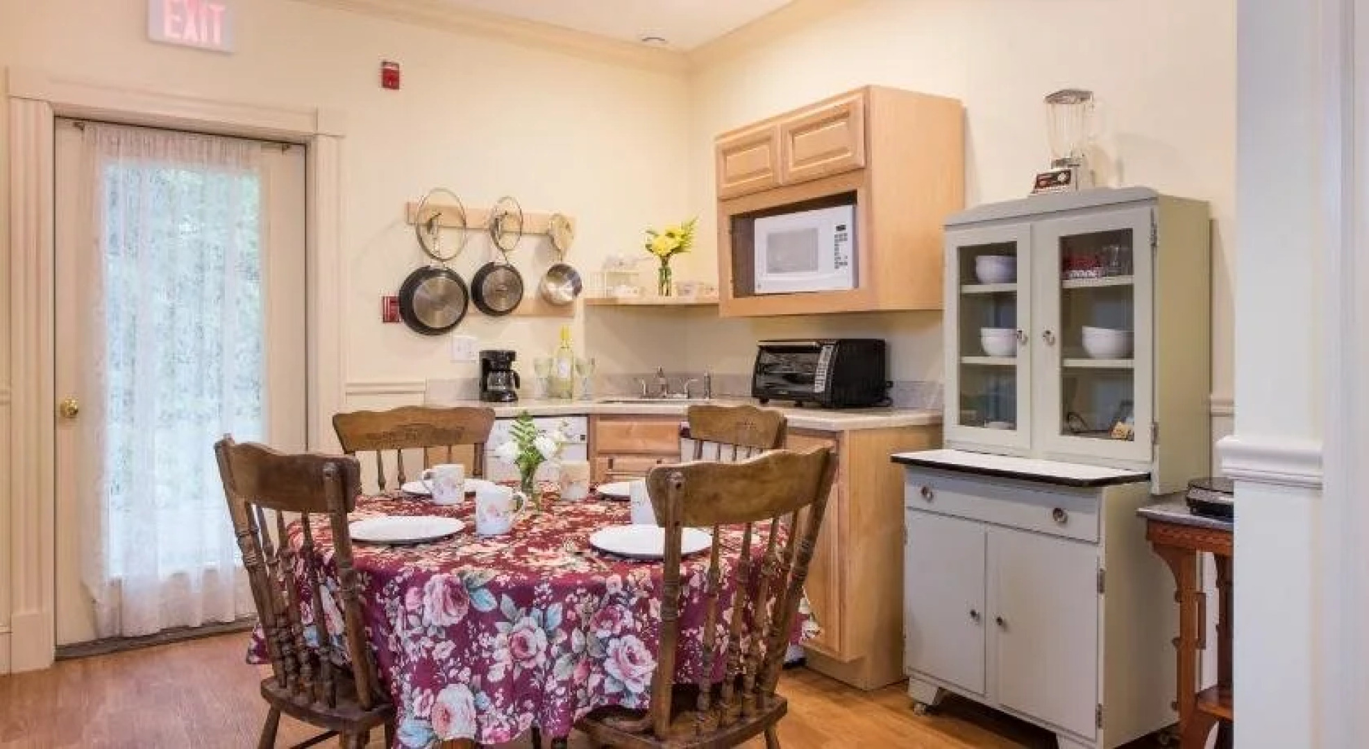 Mira Monte Inn & Suites