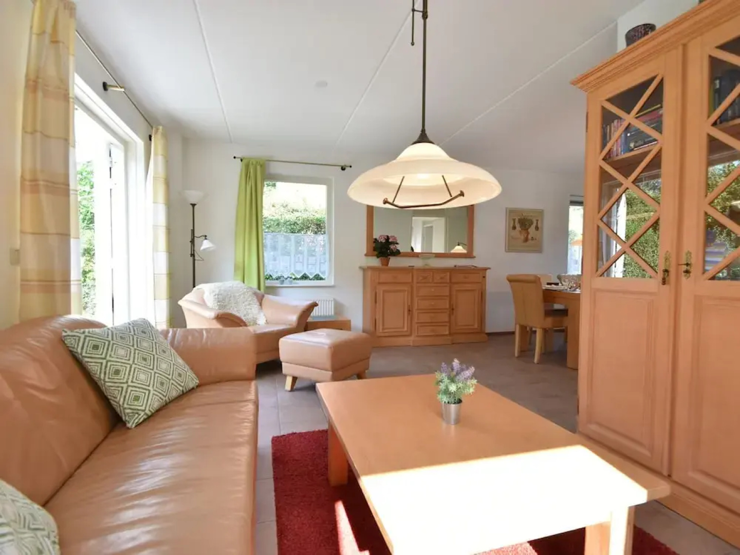 Attractive Holiday Home in Zonnemaire by the Lake