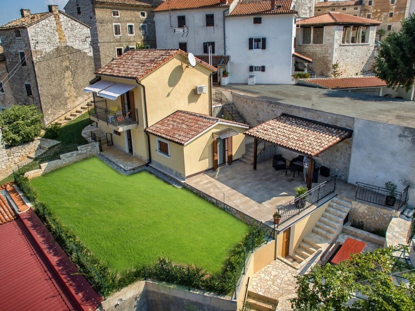 Modern Holiday Home With Covered Terrace and Private Garden