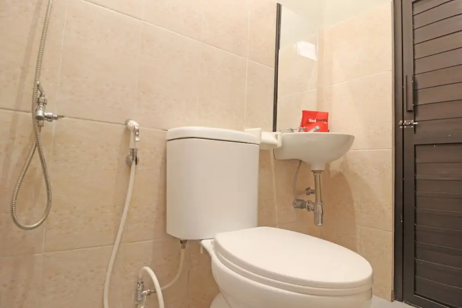 RedDoorz near De Tjolomadoe