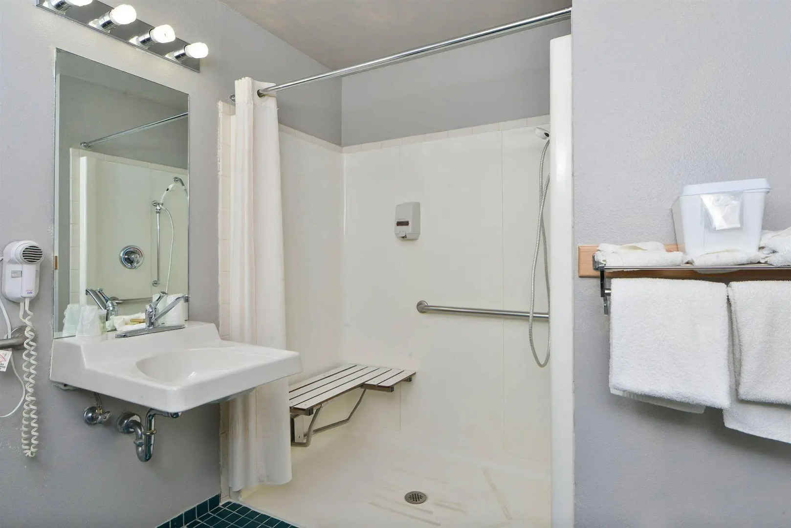 Econo Lodge Inn & Suites