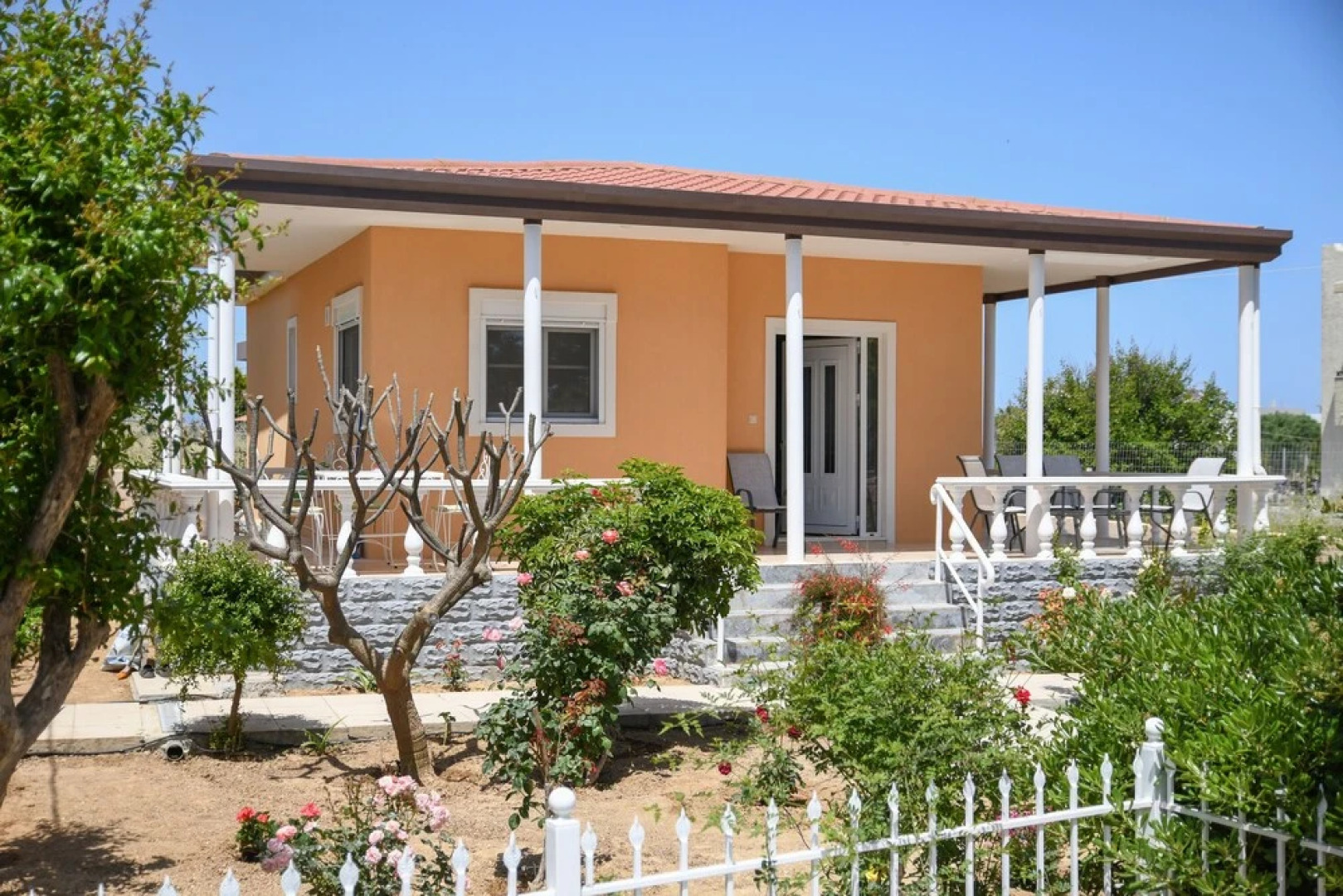 Art Garden house - 500m from the Beach