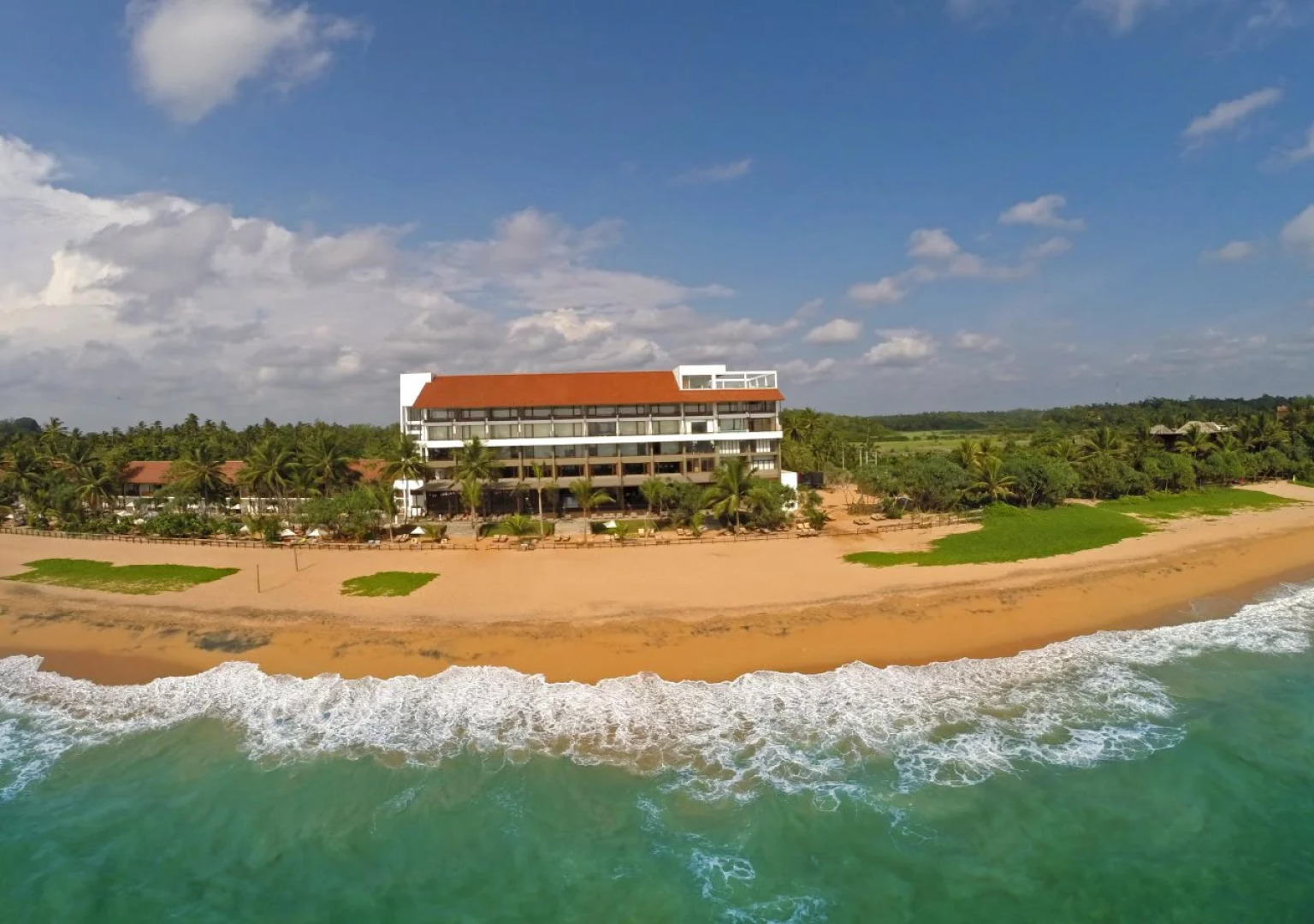 Курортный отель Pandanus Beach Resort & Spa